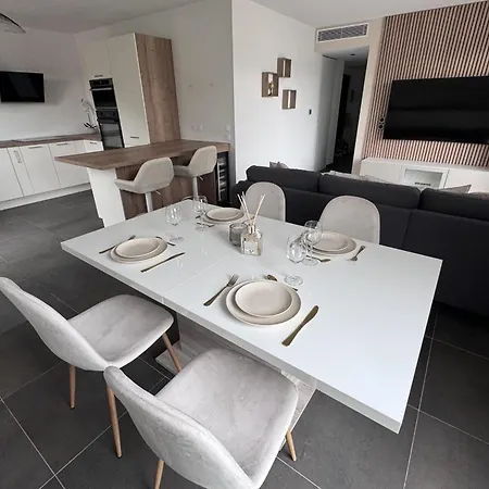 Beautiful Swimming Pool Aircon Apartment
