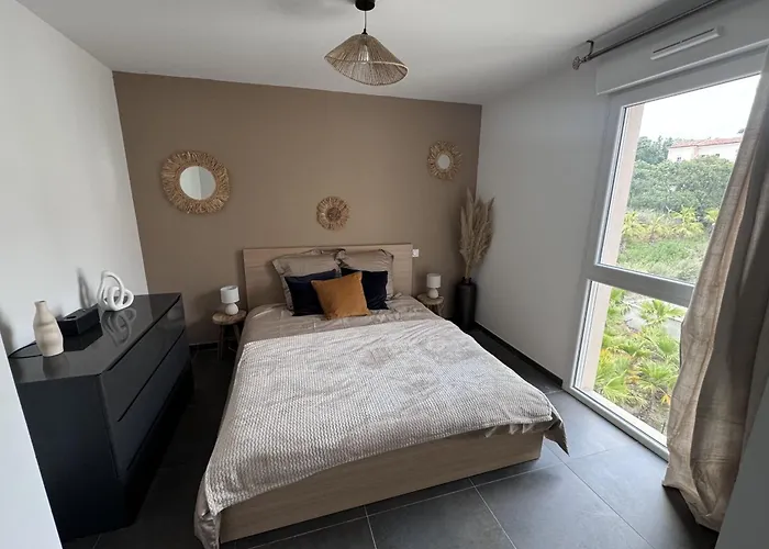 Beautiful Swimming Pool Aircon Apartment